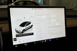 valkoinen Tesla Model Y 2022 kuva 23.