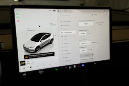 valkoinen Tesla Model Y 2022 kuva 24.