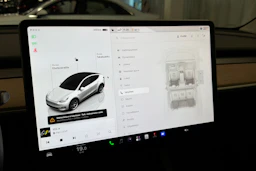 valkoinen Tesla Model Y 2022 kuva 25.