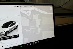 valkoinen Tesla Model Y 2022 kuva 26.