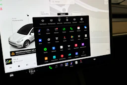 valkoinen Tesla Model Y 2022 kuva 27.