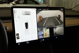 valkoinen Tesla Model Y 2022 kuva 28.