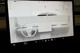 valkoinen Tesla Model Y 2022 kuva 29.