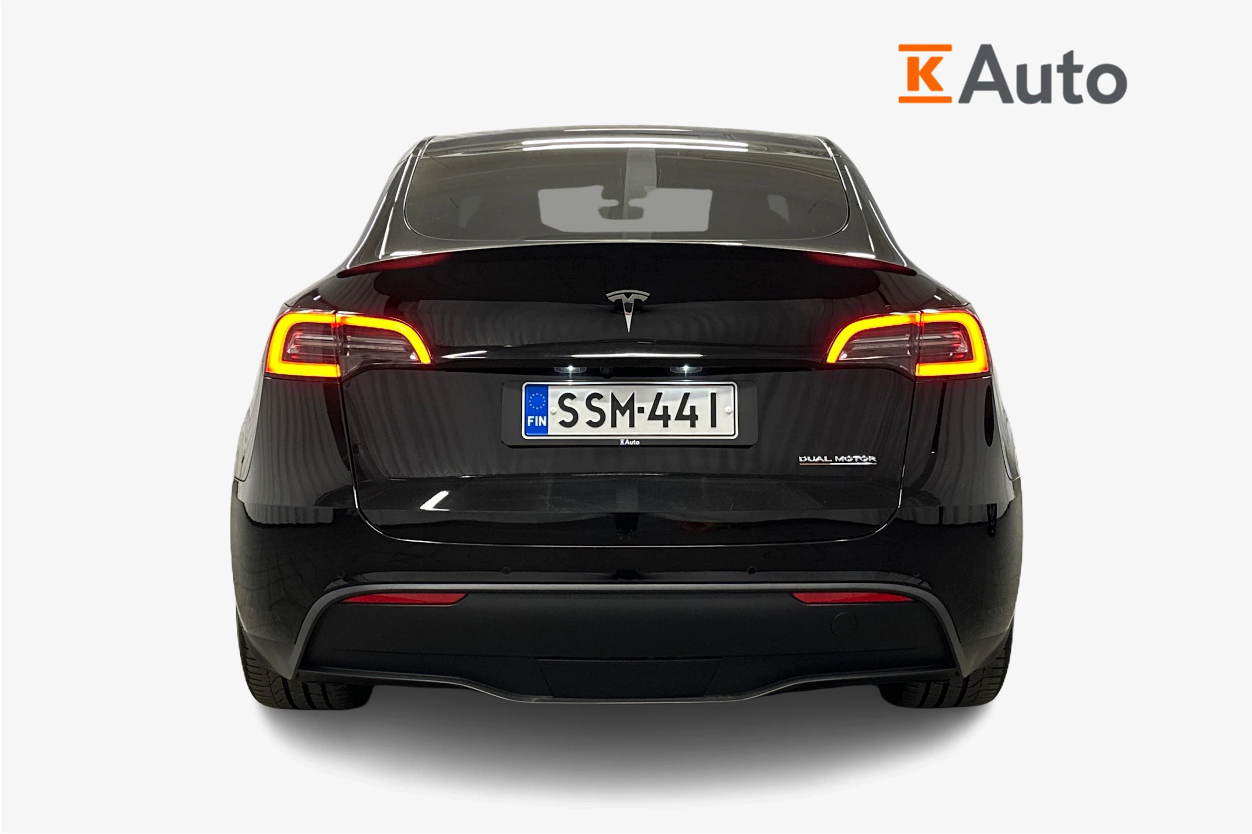 musta Tesla Model Y 2022 kuva 4.