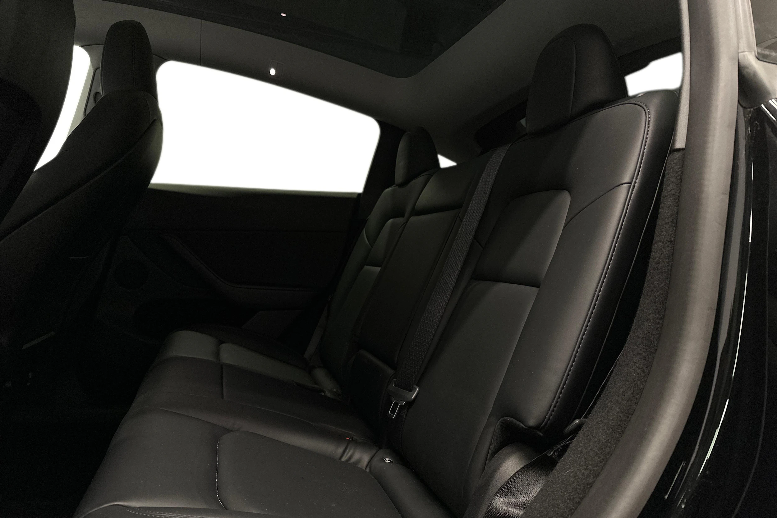 musta Tesla Model Y 2022 kuva 11.