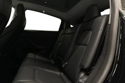 musta Tesla Model Y 2022 kuva 11.