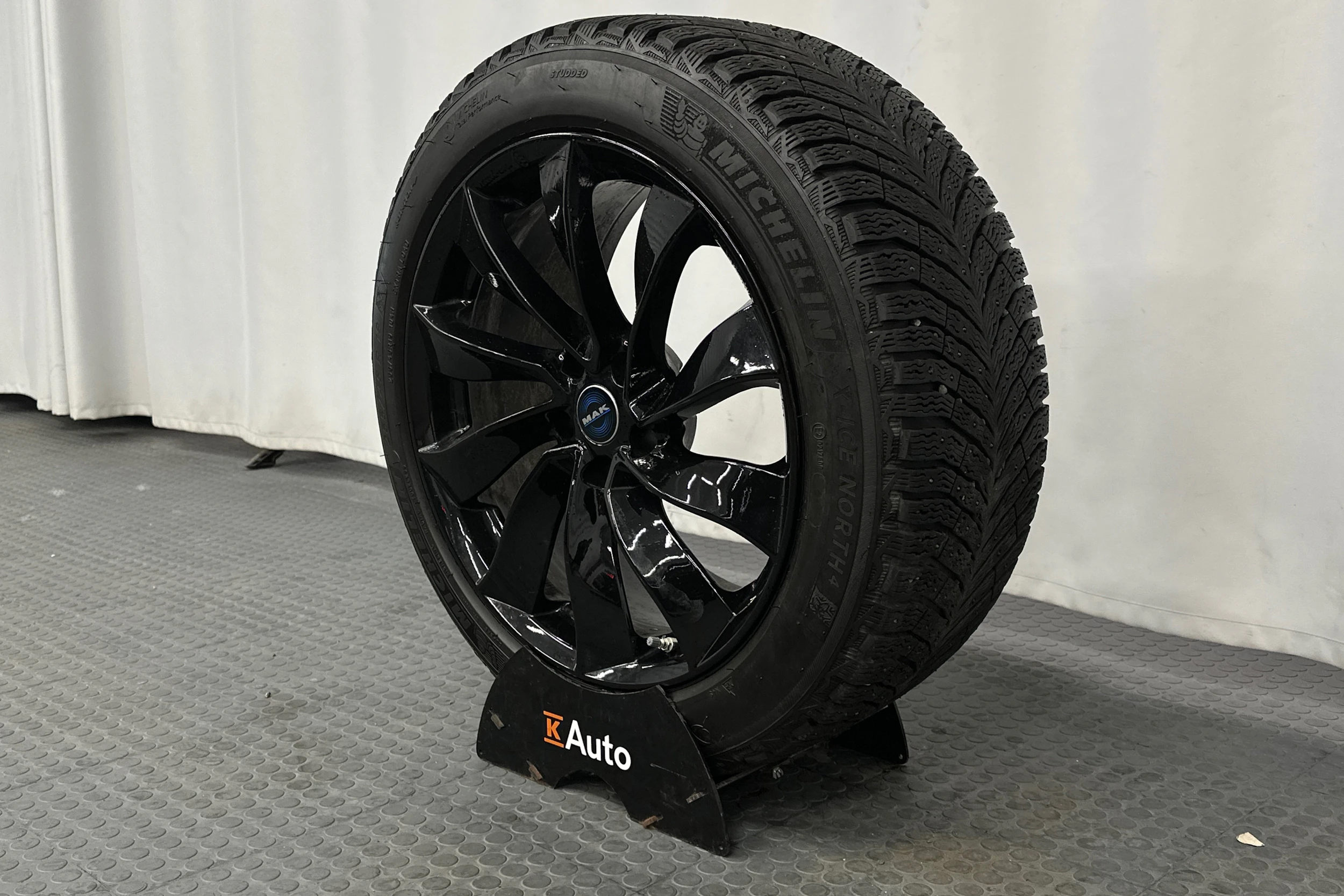 musta Tesla Model Y 2022 kuva 13.