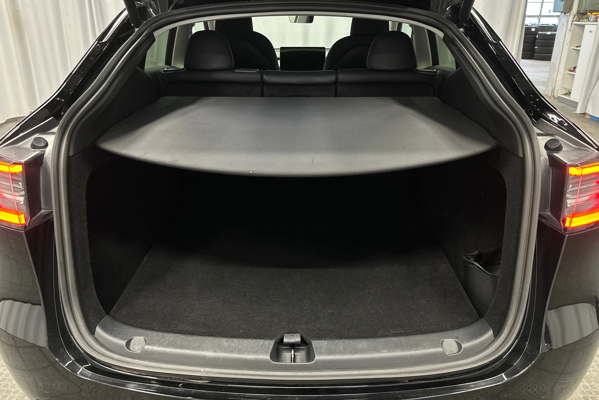 musta Tesla Model Y 2022 kuva 15.