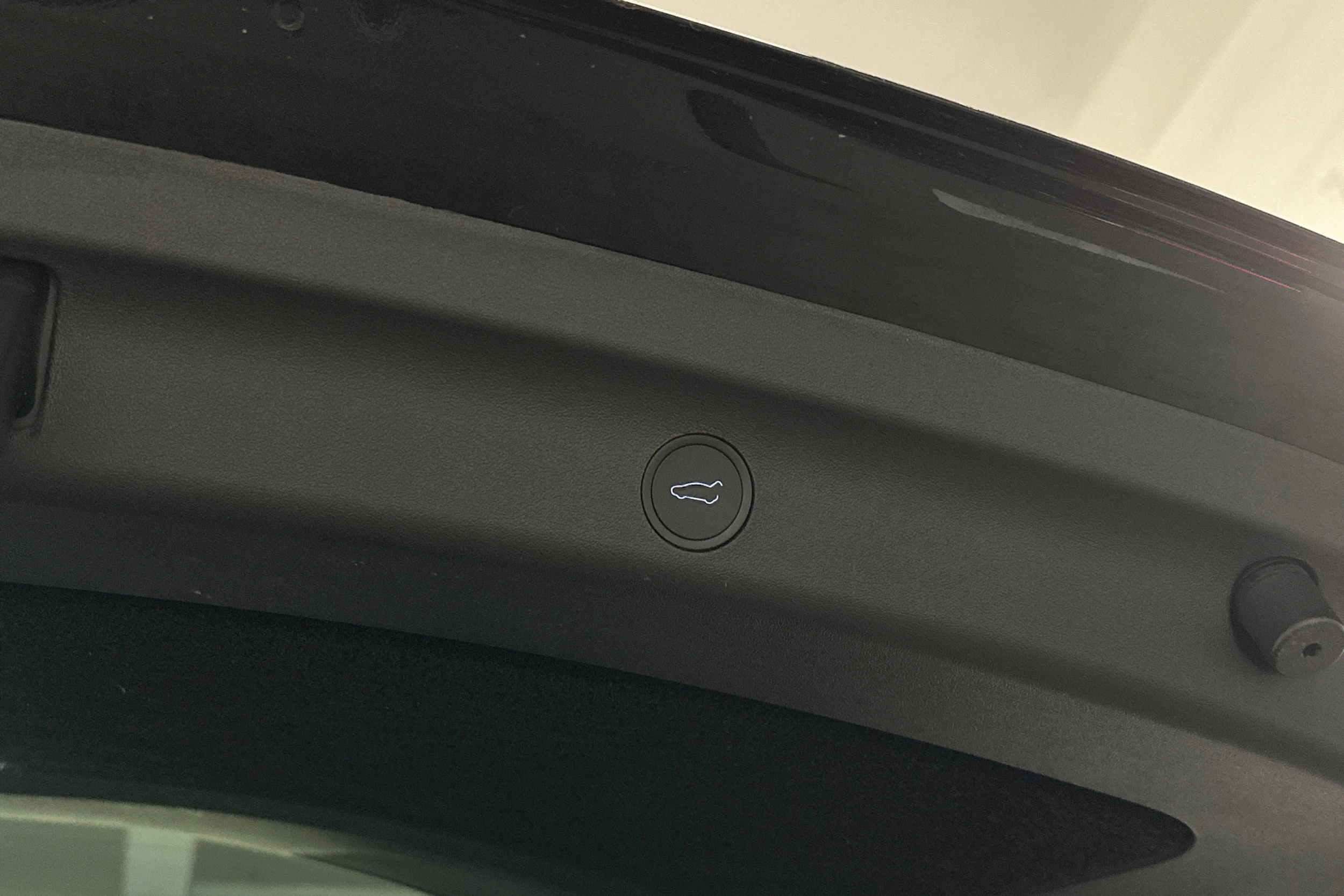 musta Tesla Model Y 2022 kuva 16.