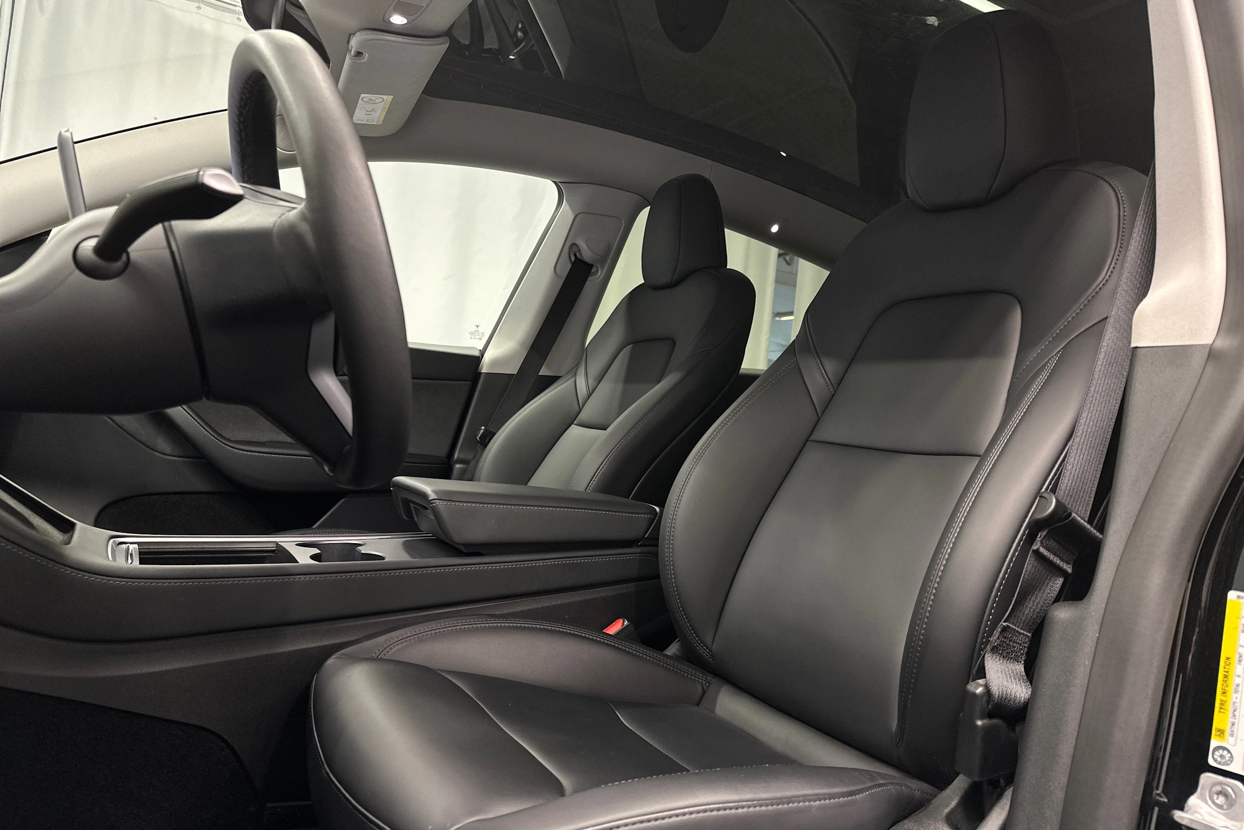 musta Tesla Model Y 2022 kuva 17.