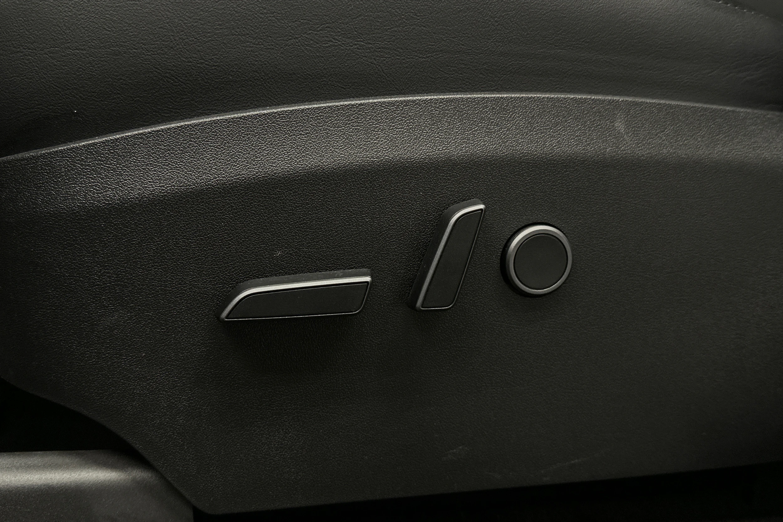 musta Tesla Model Y 2022 kuva 18.