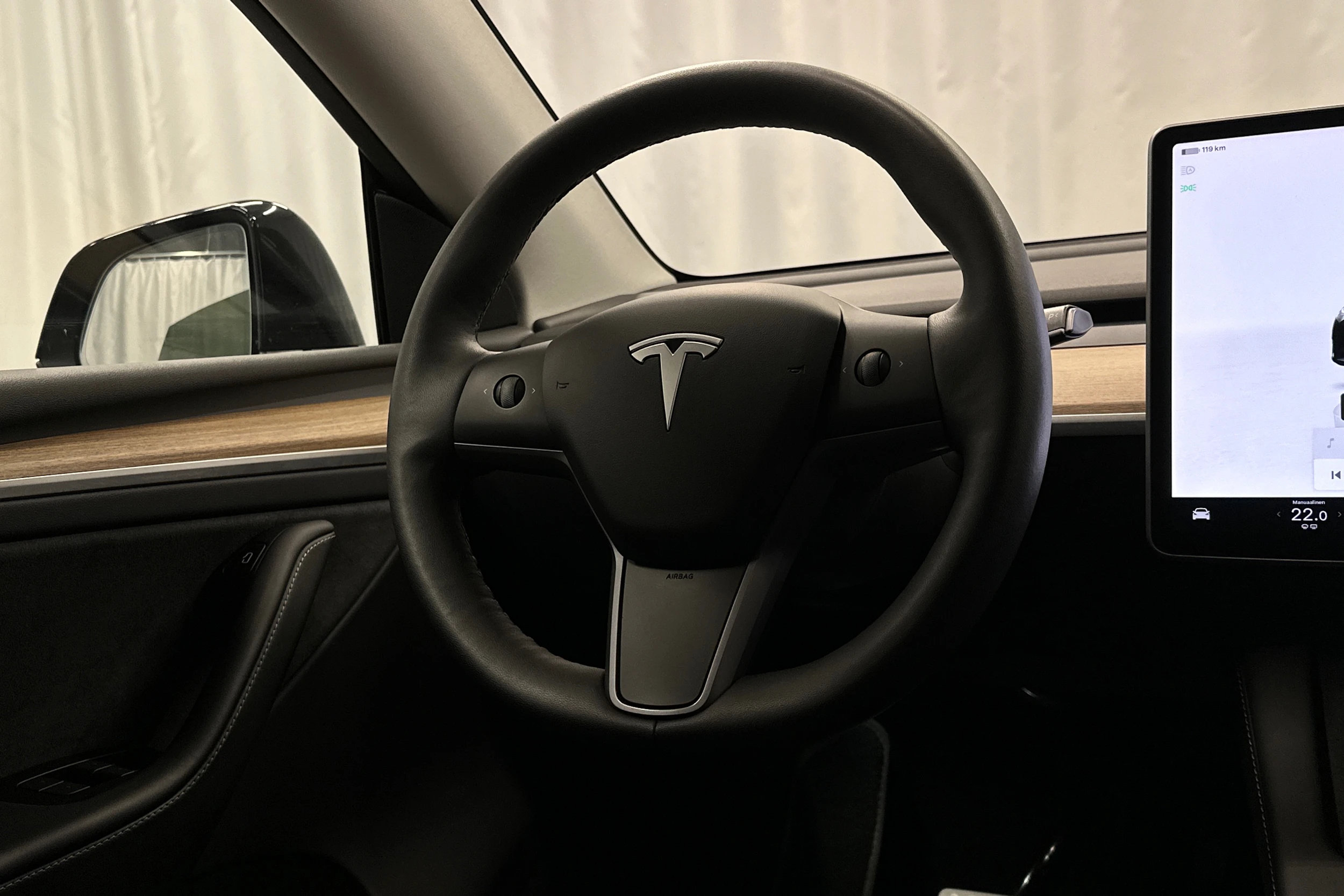 musta Tesla Model Y 2022 kuva 19.