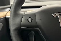 musta Tesla Model Y 2022 kuva 20.