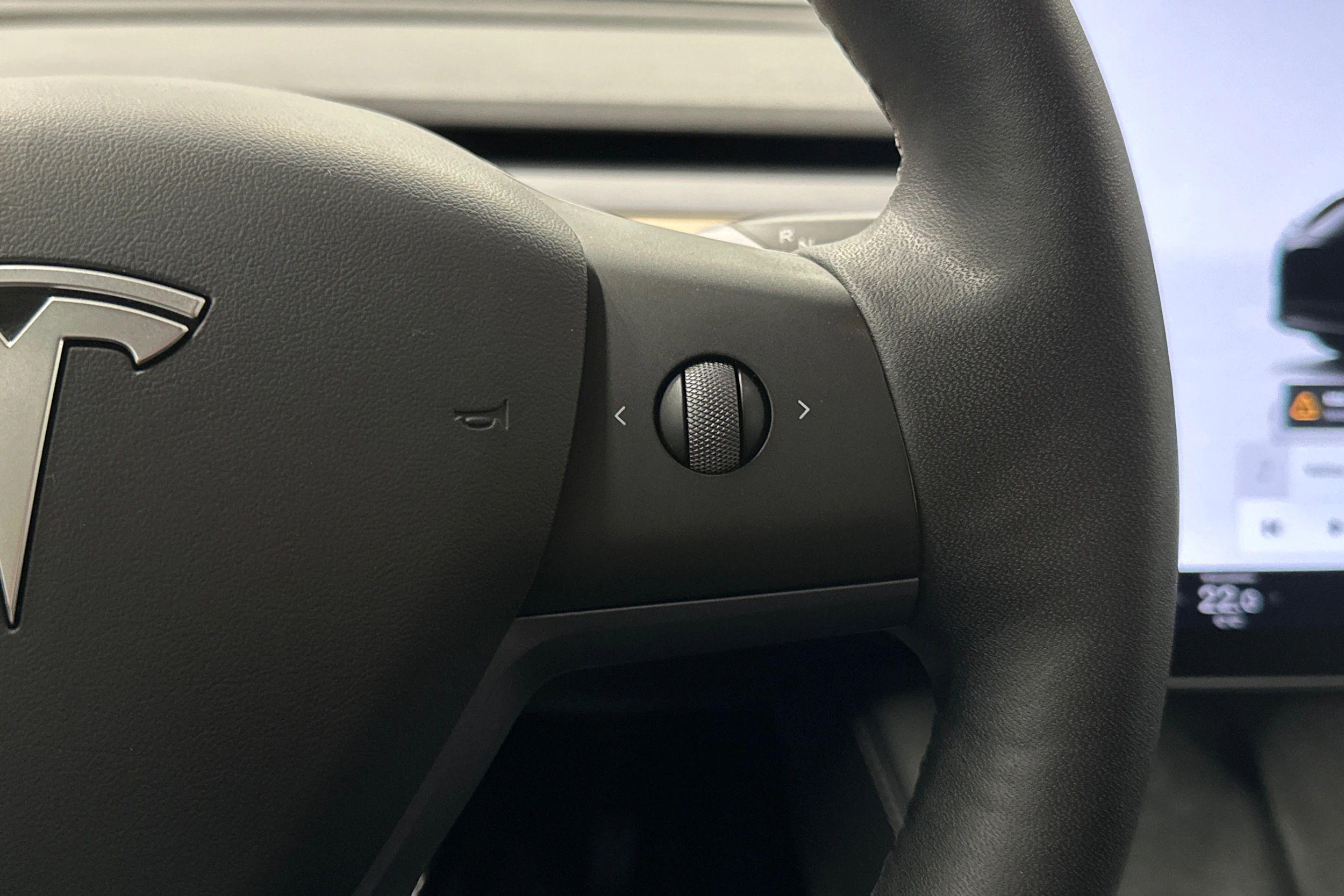 musta Tesla Model Y 2022 kuva 21.