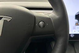 musta Tesla Model Y 2022 kuva 21.
