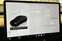musta Tesla Model Y 2022 kuva 27.