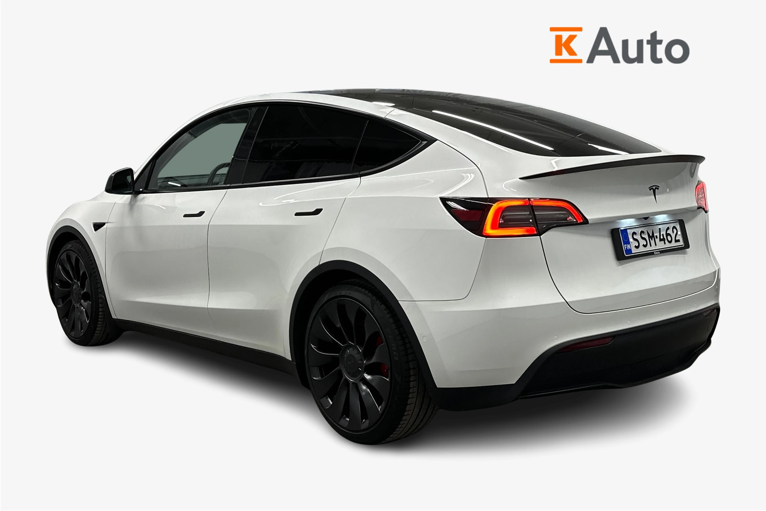 valkoinen Tesla Model Y 2022 kuva 3.