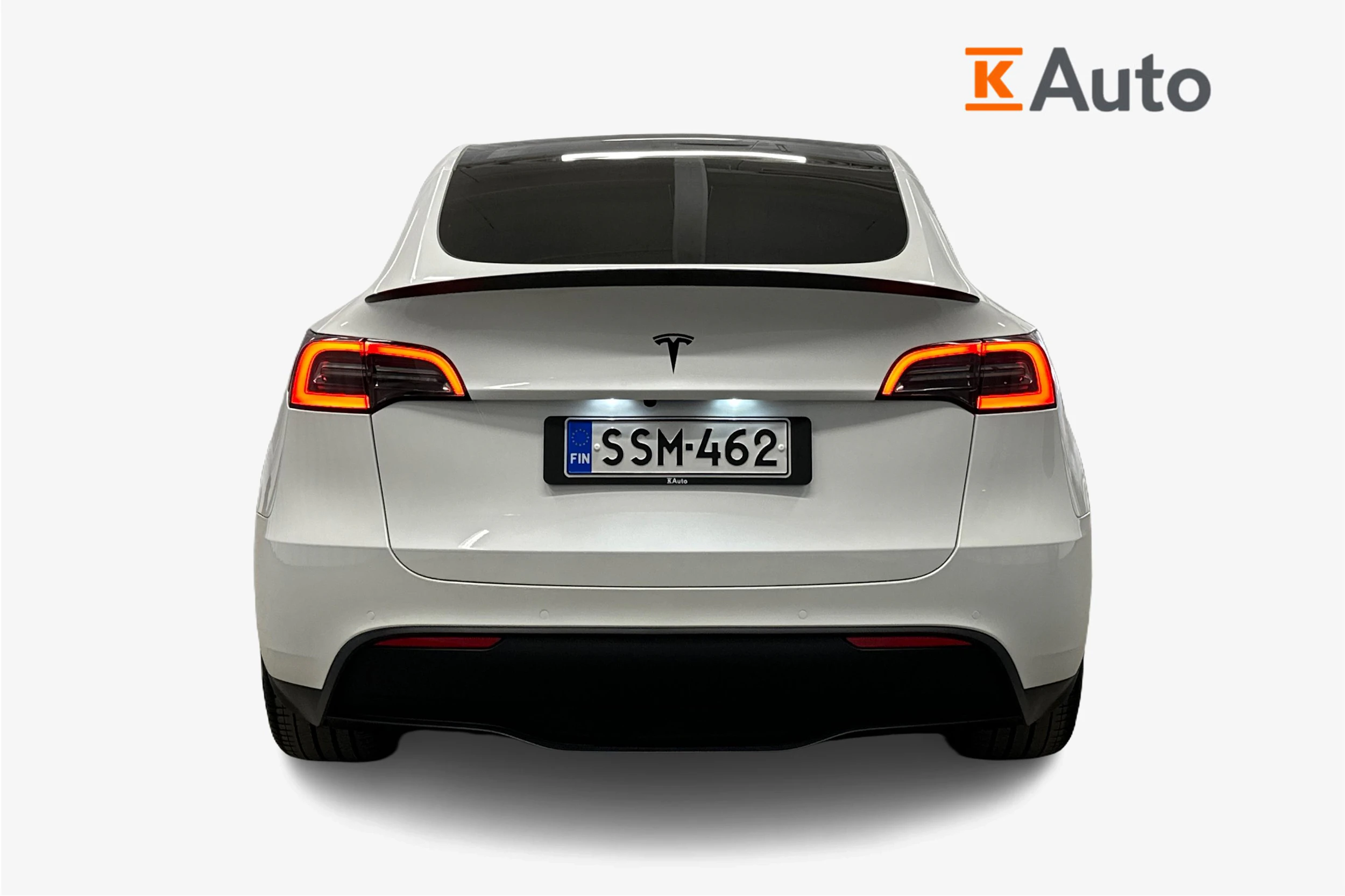 valkoinen Tesla Model Y 2022 kuva 4.