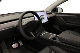 valkoinen Tesla Model Y 2022 kuva 8.