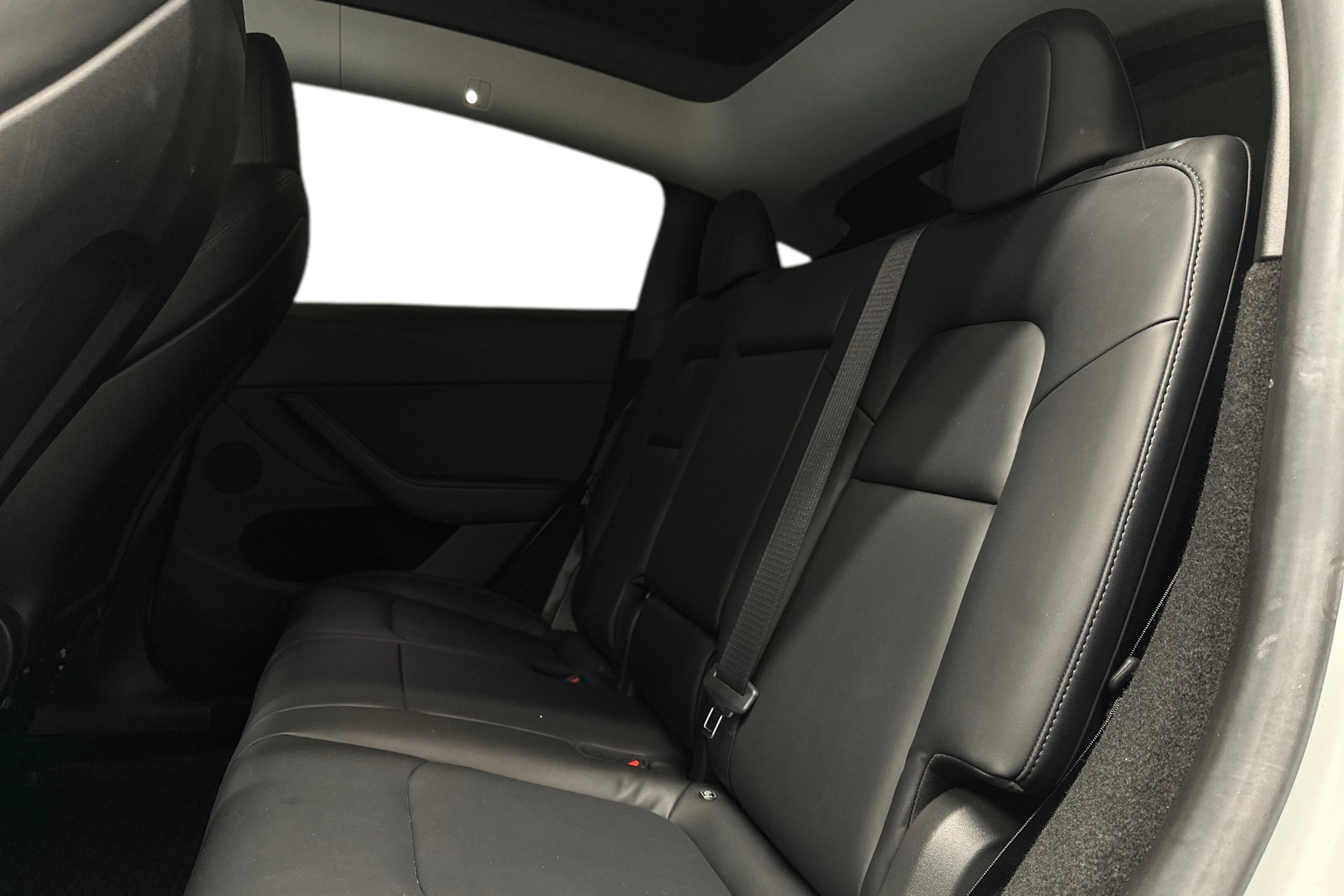 valkoinen Tesla Model Y 2022 kuva 11.
