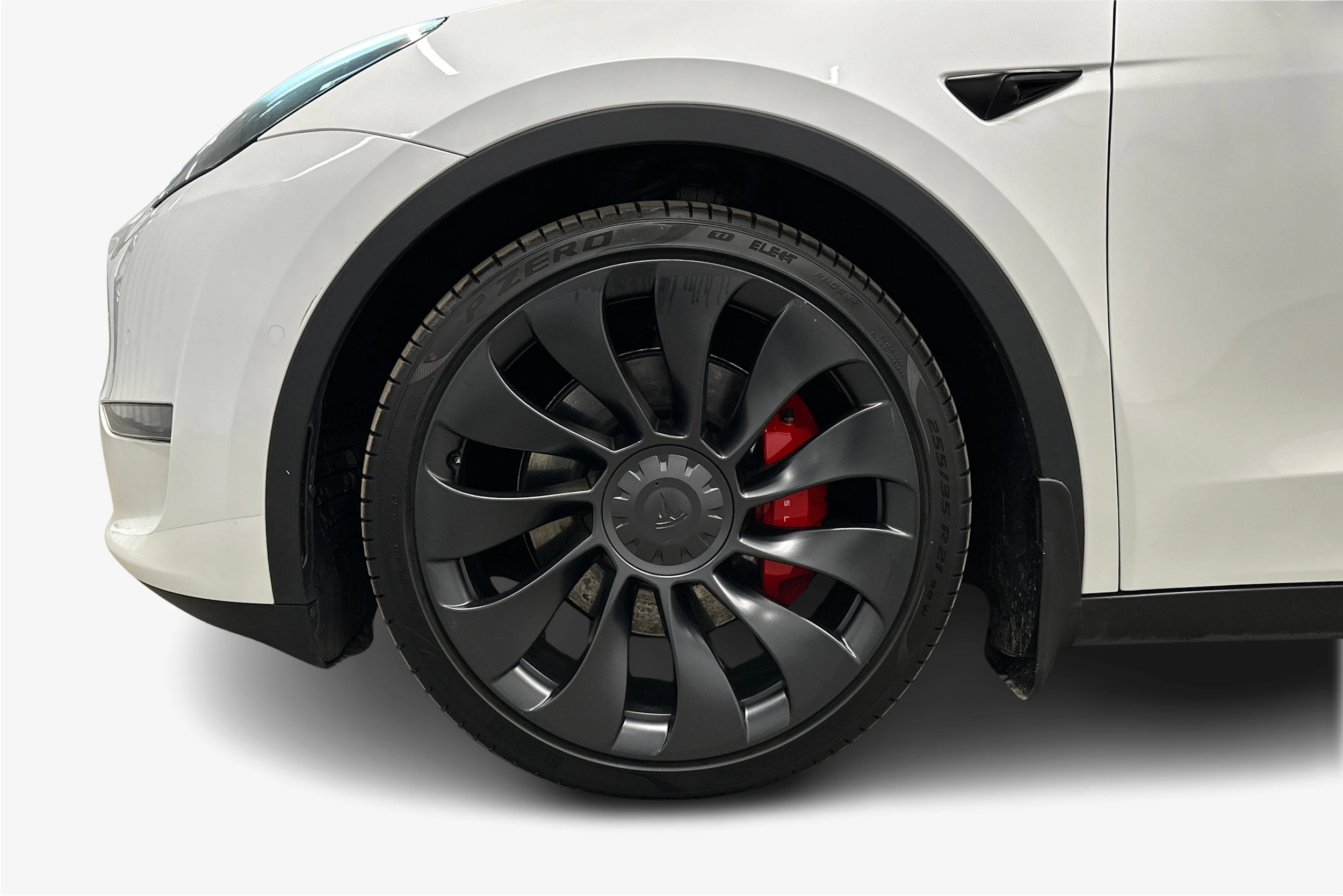 valkoinen Tesla Model Y 2022 kuva 12.