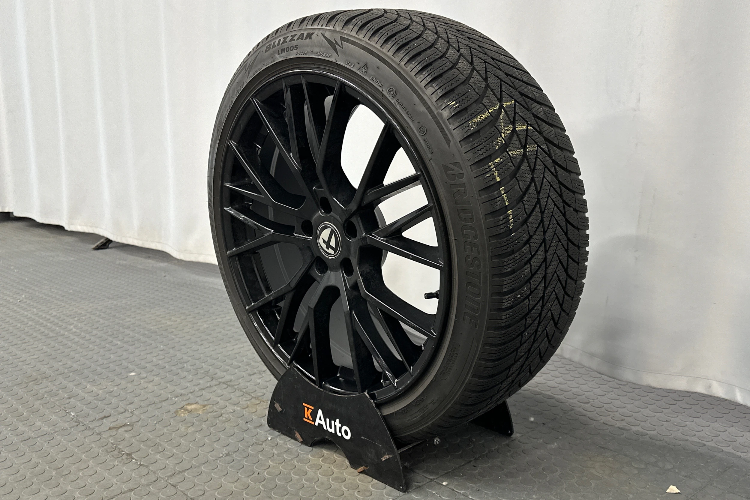 valkoinen Tesla Model Y 2022 kuva 13.