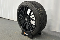 valkoinen Tesla Model Y 2022 kuva 13.