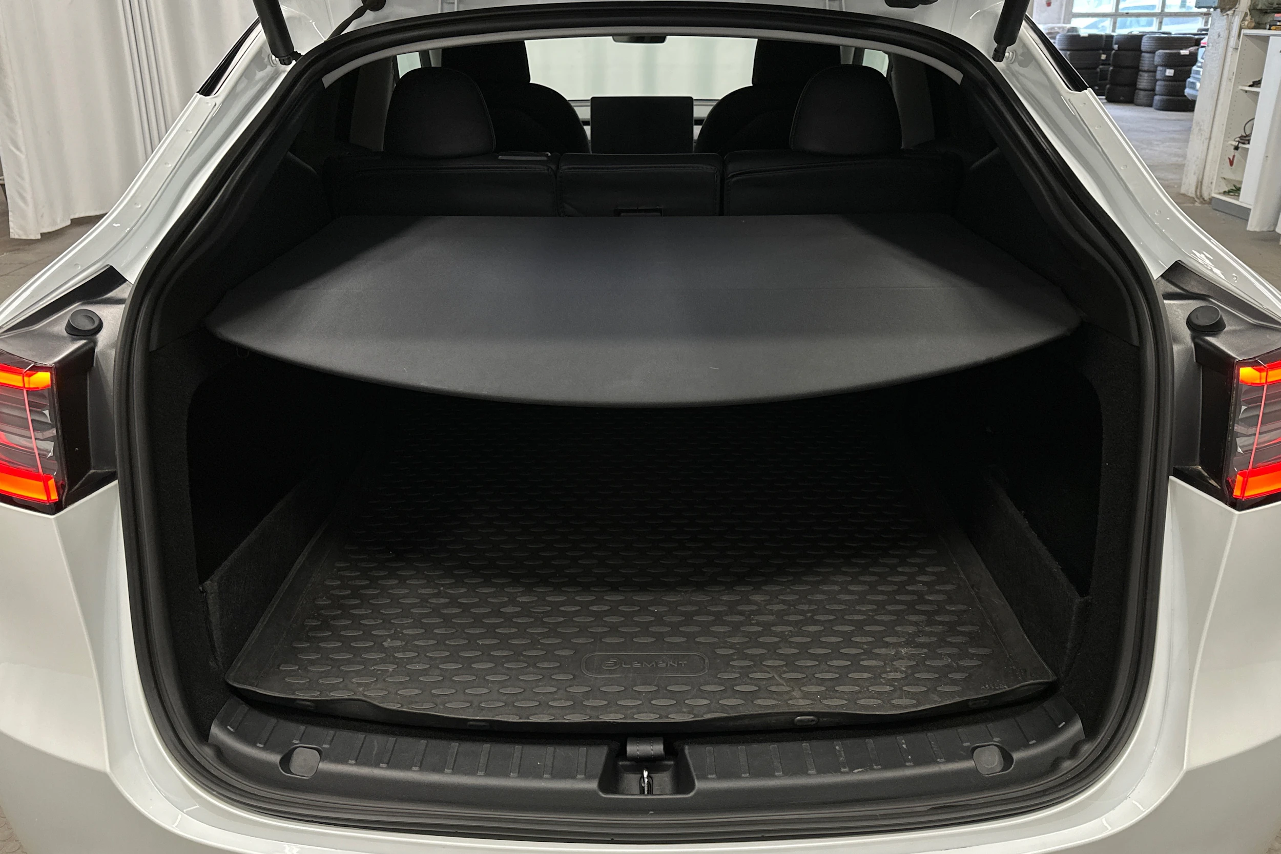 valkoinen Tesla Model Y 2022 kuva 15.