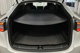 valkoinen Tesla Model Y 2022 kuva 15.