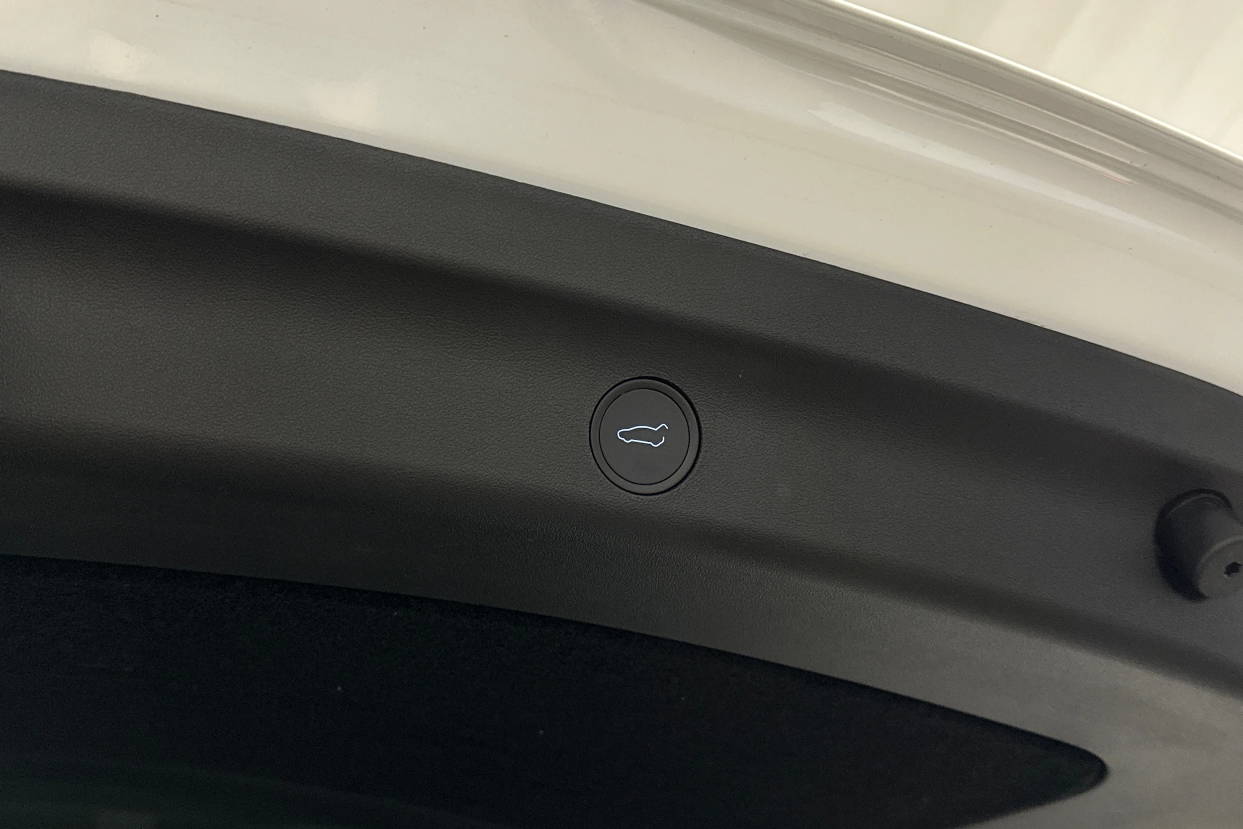 valkoinen Tesla Model Y 2022 kuva 16.