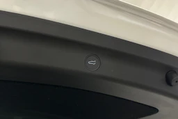 valkoinen Tesla Model Y 2022 kuva 16.