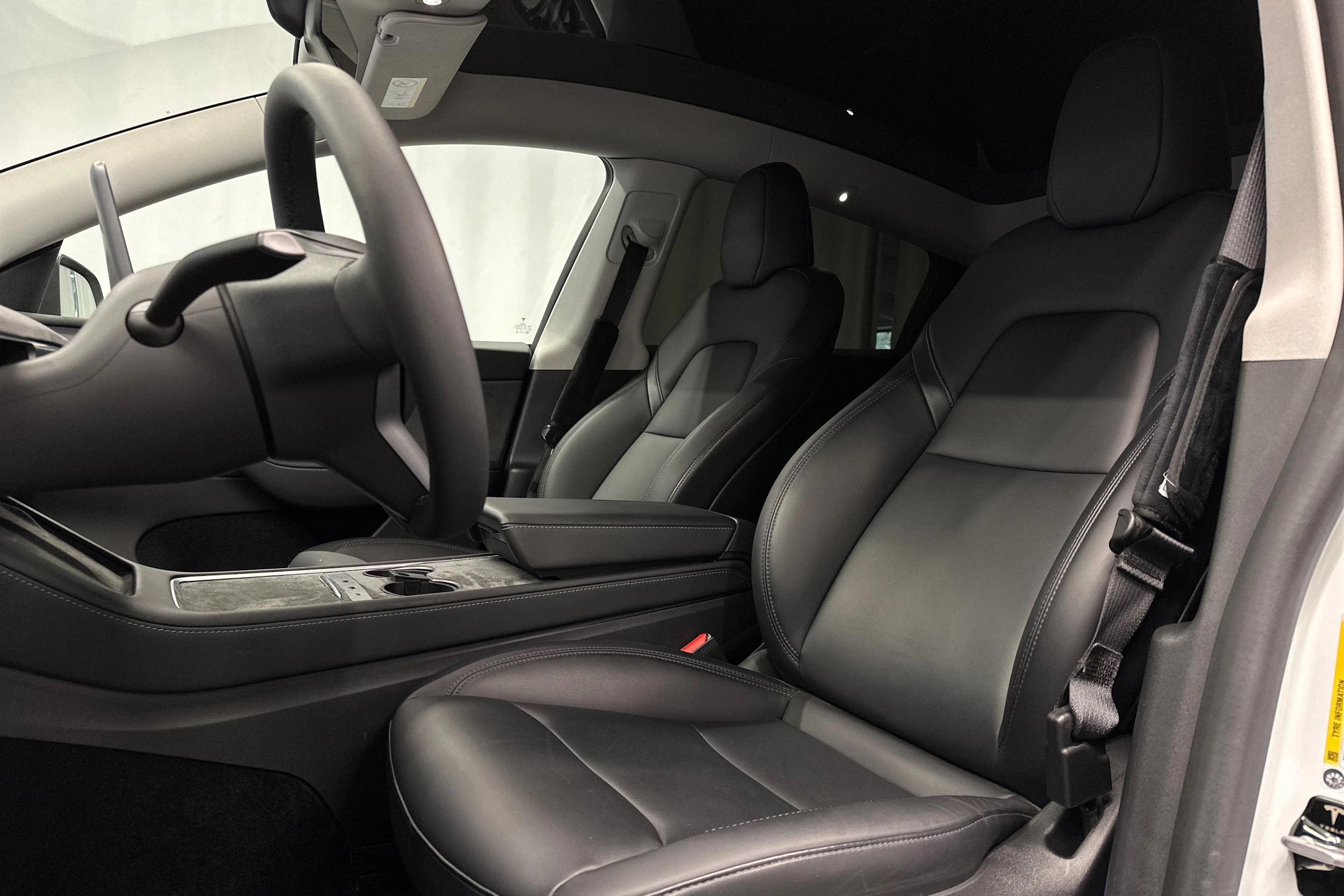 valkoinen Tesla Model Y 2022 kuva 17.