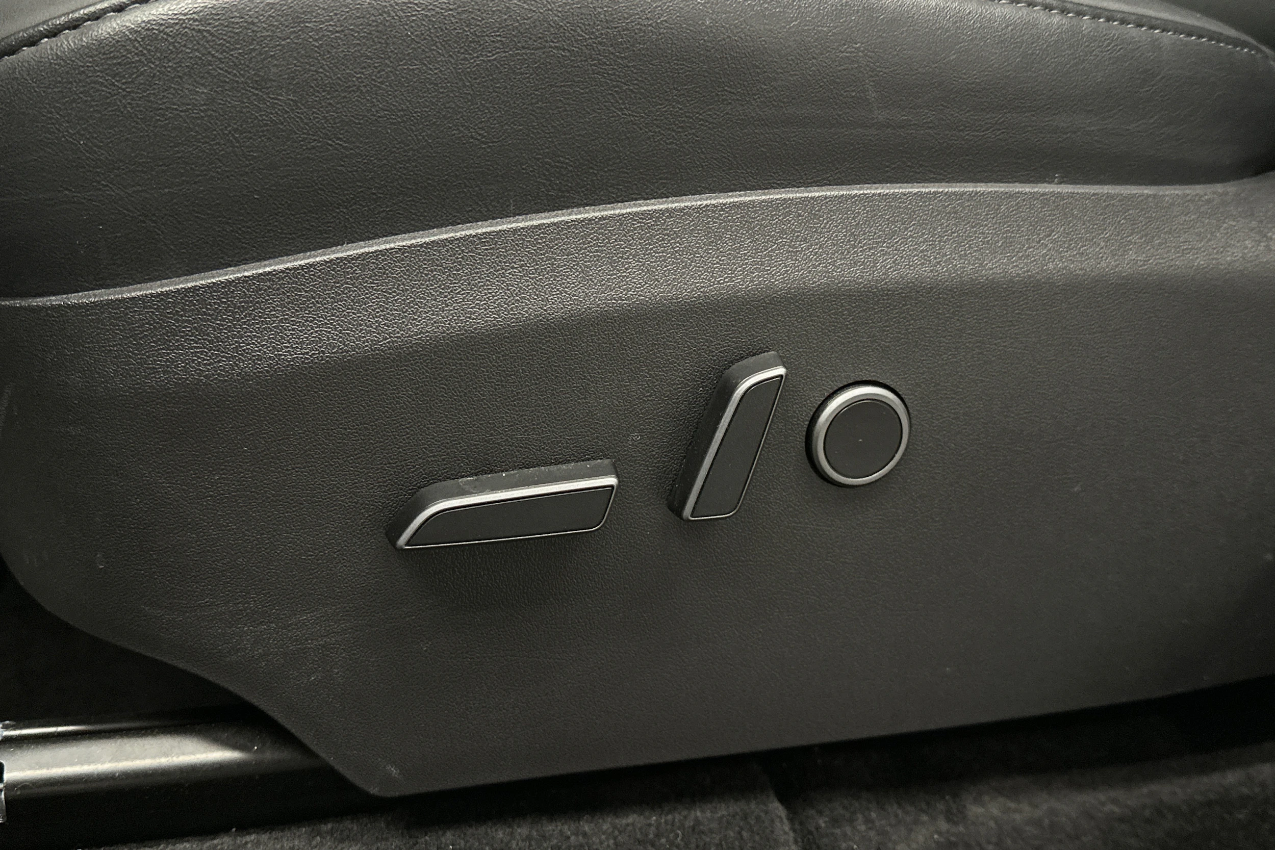 valkoinen Tesla Model Y 2022 kuva 18.