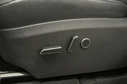 valkoinen Tesla Model Y 2022 kuva 18.