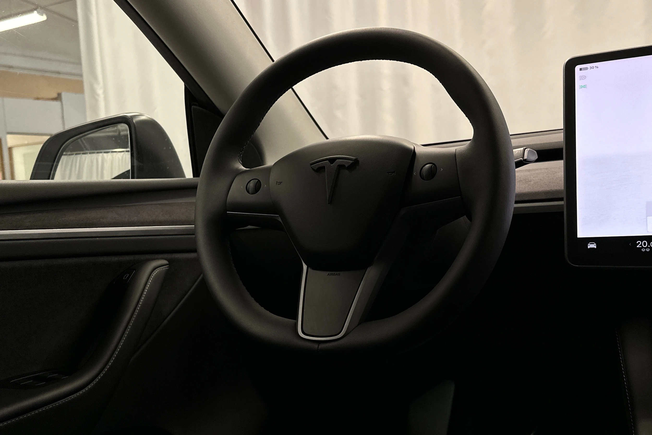 valkoinen Tesla Model Y 2022 kuva 19.
