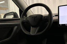 valkoinen Tesla Model Y 2022 kuva 19.