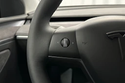 valkoinen Tesla Model Y 2022 kuva 20.