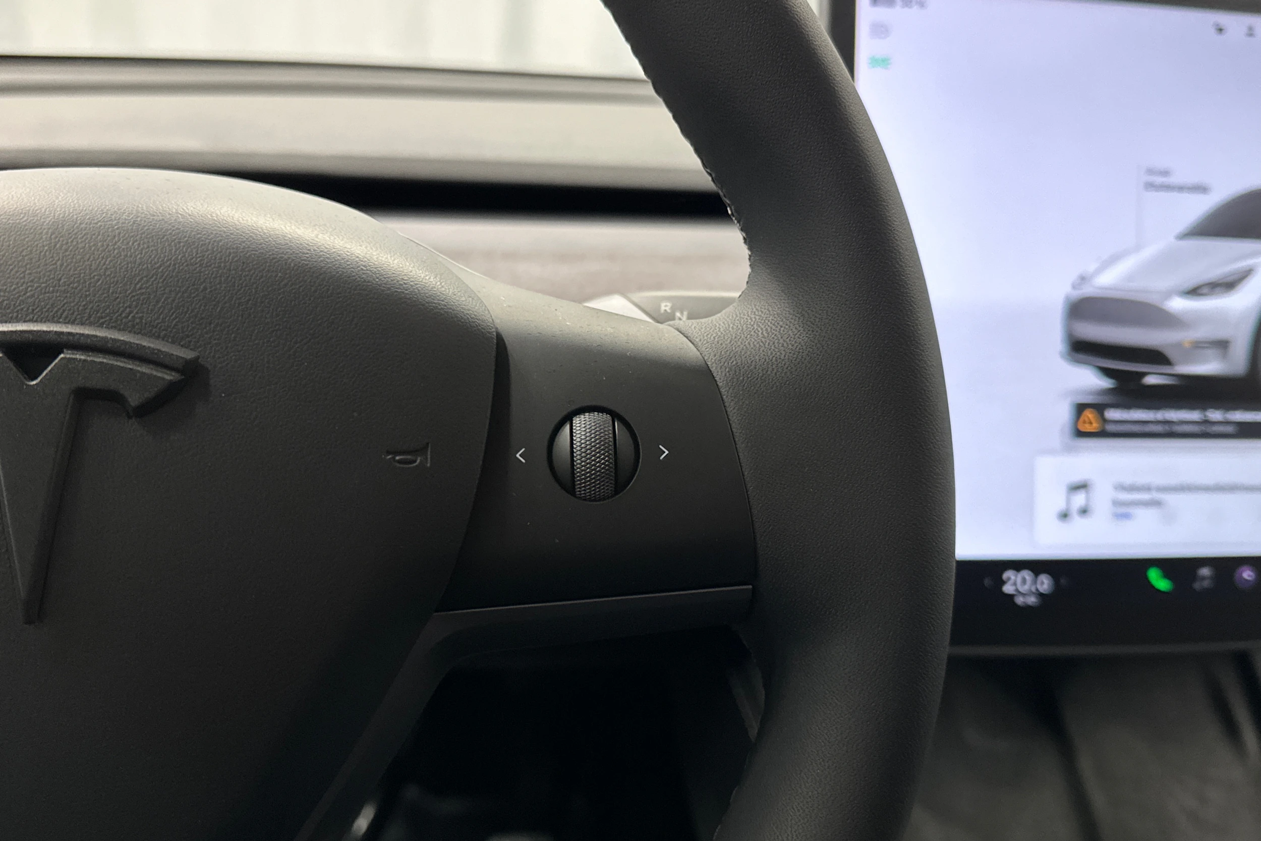 valkoinen Tesla Model Y 2022 kuva 21.