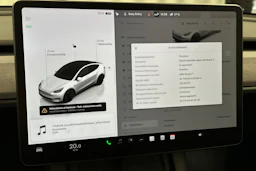 valkoinen Tesla Model Y 2022 kuva 22.