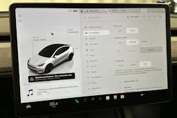 valkoinen Tesla Model Y 2022 kuva 24.