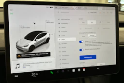 valkoinen Tesla Model Y 2022 kuva 26.