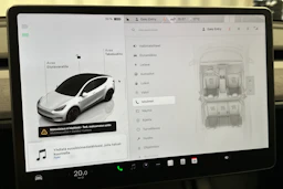 valkoinen Tesla Model Y 2022 kuva 27.