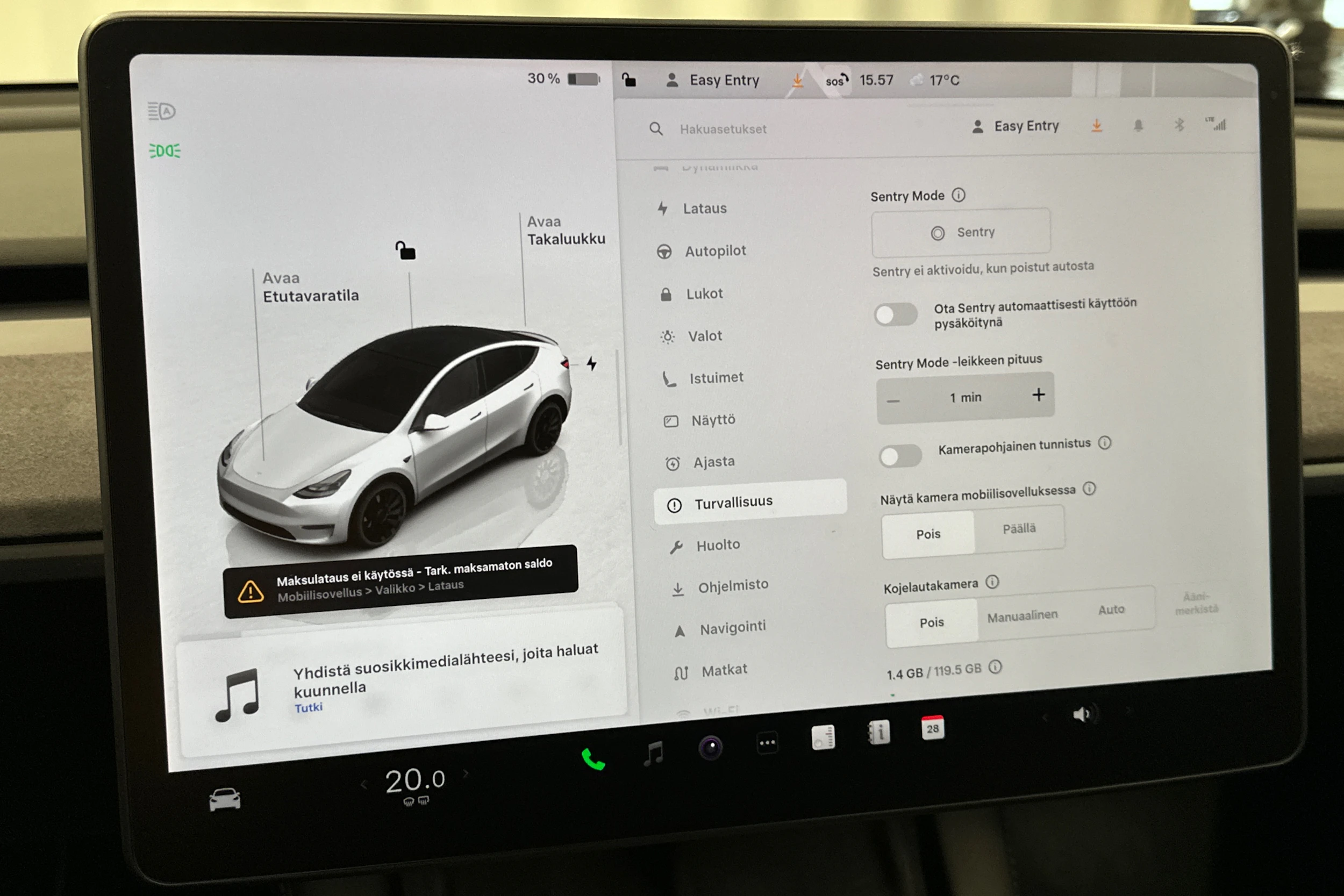 valkoinen Tesla Model Y 2022 kuva 29.