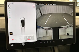 valkoinen Tesla Model Y 2022 kuva 32.