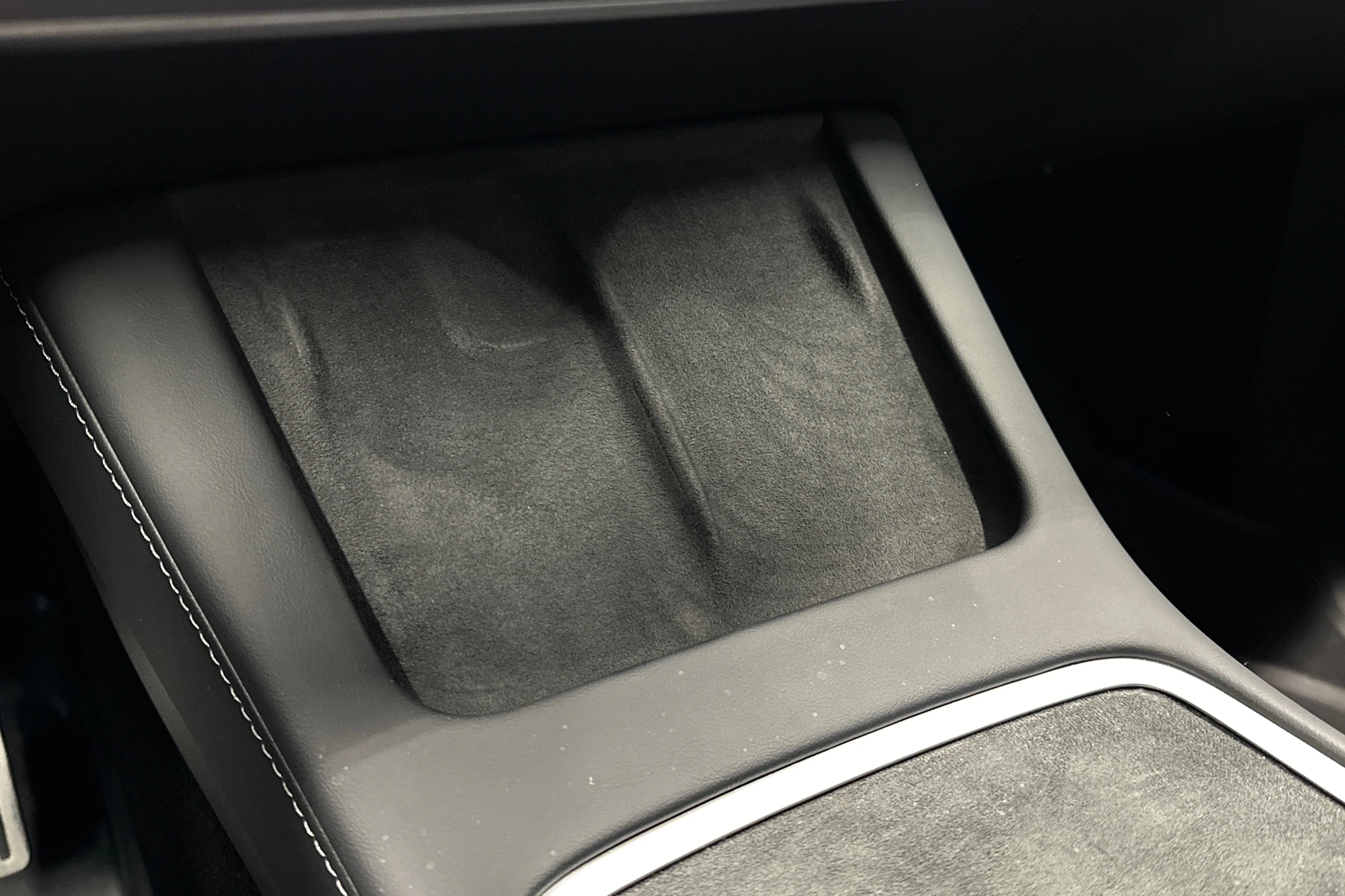 valkoinen Tesla Model Y 2022 kuva 33.
