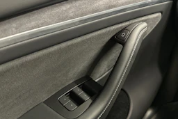 valkoinen Tesla Model Y 2022 kuva 34.