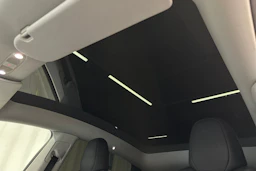 valkoinen Tesla Model Y 2022 kuva 35.