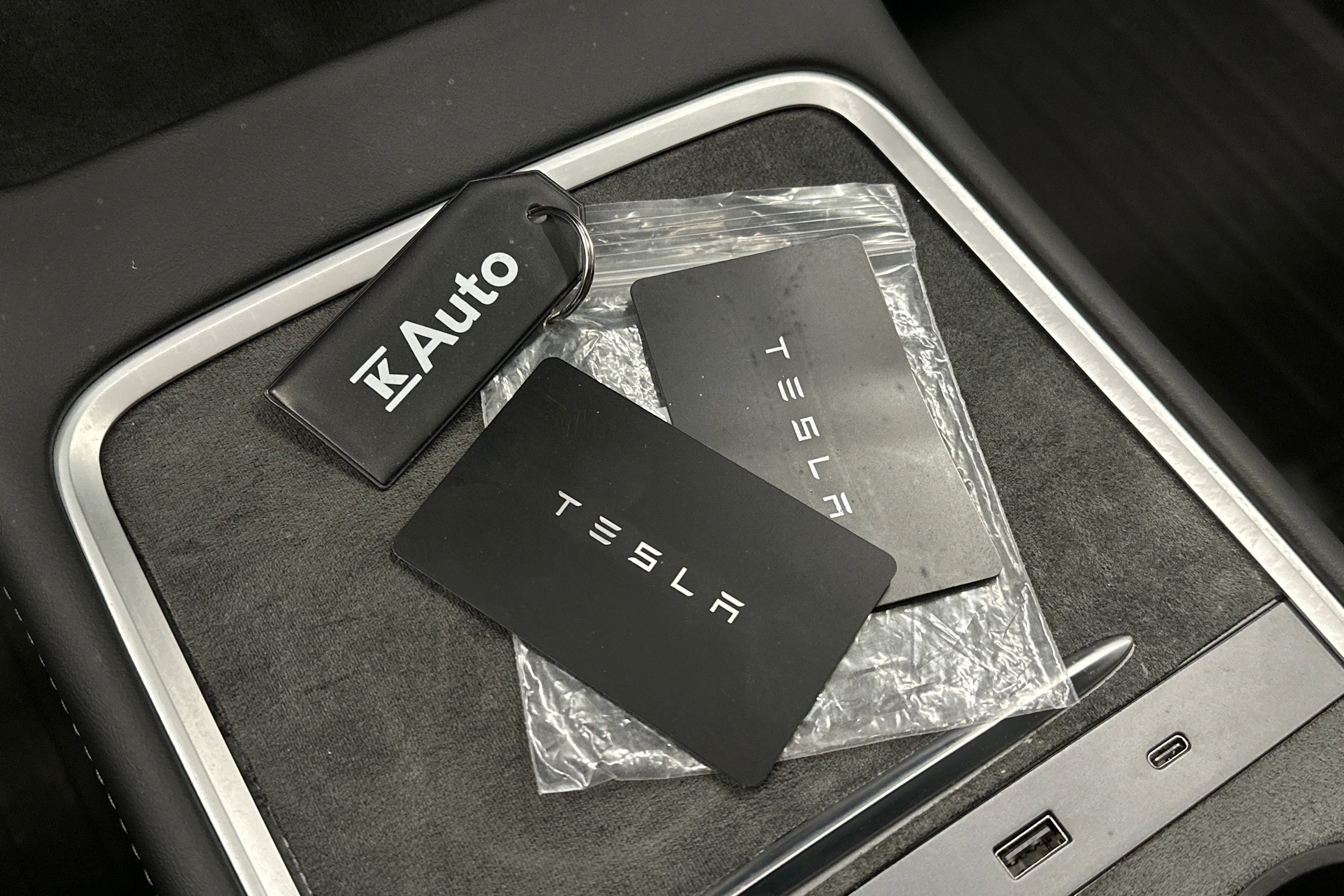 valkoinen Tesla Model Y 2022 kuva 36.