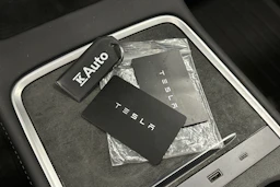 valkoinen Tesla Model Y 2022 kuva 36.