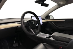 musta Tesla Model Y 2022 kuva 6.
